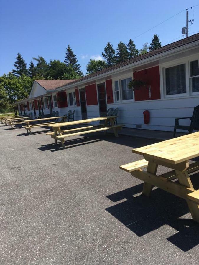 Webbers Lake Charlotte Motel Queen And Double Bed Kültér fotó